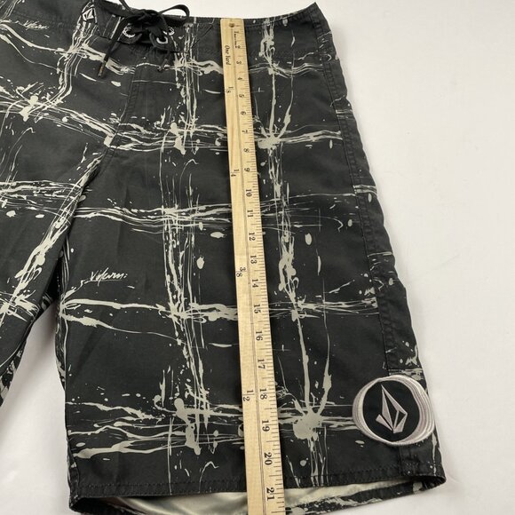 Volcom Board Shorts Men’s Size 32 Black Gray Surf Beach Summer Swim Trunks - Picture 3 of 12